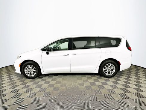 Certified 2024 Chrysler Pacifica Touring-L image 6