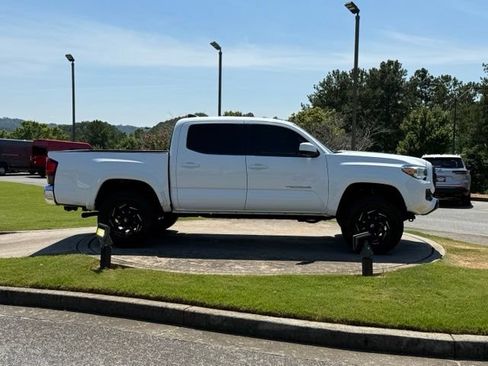 Used 2018 Toyota Tacoma SR5 RWD image 6