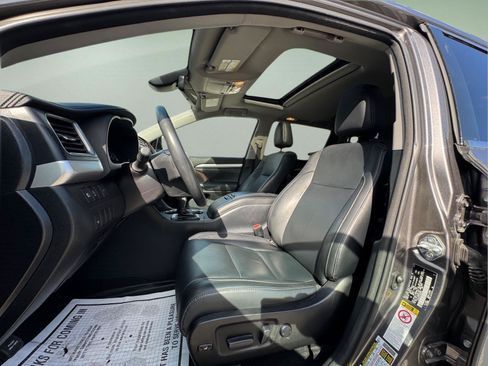 Used 2018 Toyota Highlander XLE AWD/4WD image 19