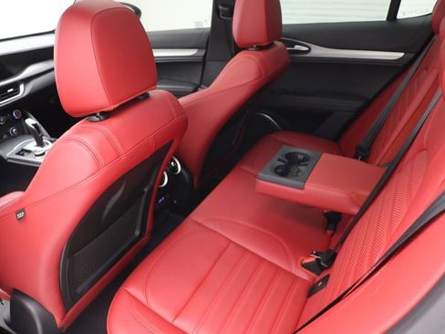 Used 2022 Alfa Romeo Stelvio Veloce image 11