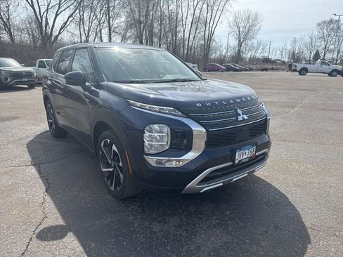 Used 2023 Mitsubishi Outlander SE image 1