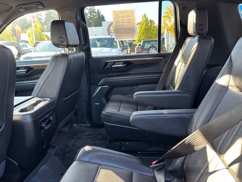 Used 2025 Chevrolet Suburban High Country image 13