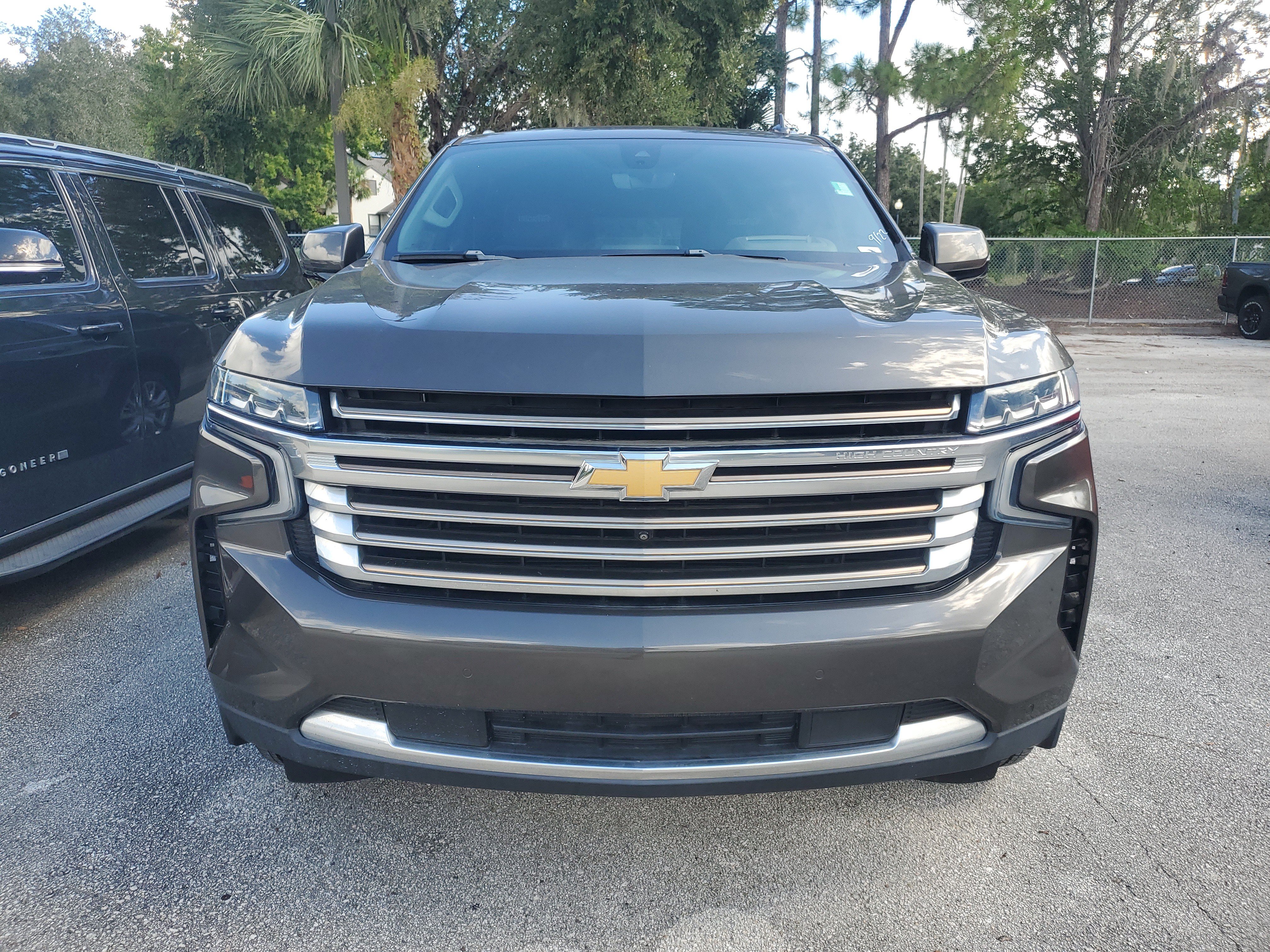 Used 2021 Chevrolet Suburban High Country RWD image 3