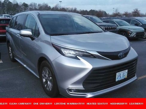 Used 2023 Toyota Sienna XLE image 1