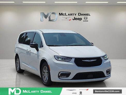 Used 2025 Chrysler Pacifica Select FWD image 1