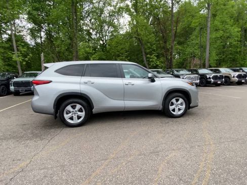 Used 2023 Toyota Highlander LE AWD/4WD image 9