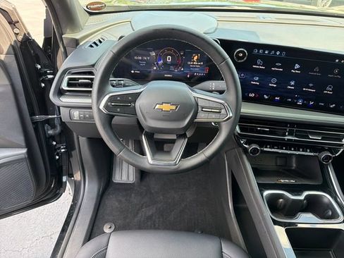 Used 2025 Chevrolet Traverse LT w/ Driver Confidence Package FWD image 13