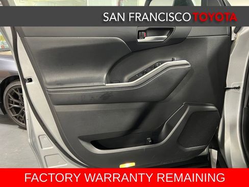 Used 2021 Toyota Highlander XLE AWD/4WD image 37