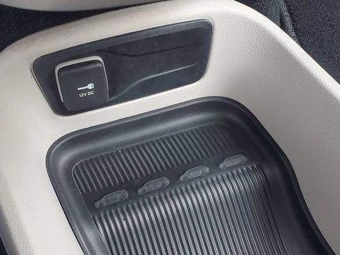 Used 2024 Chrysler Pacifica Touring-L FWD image 19