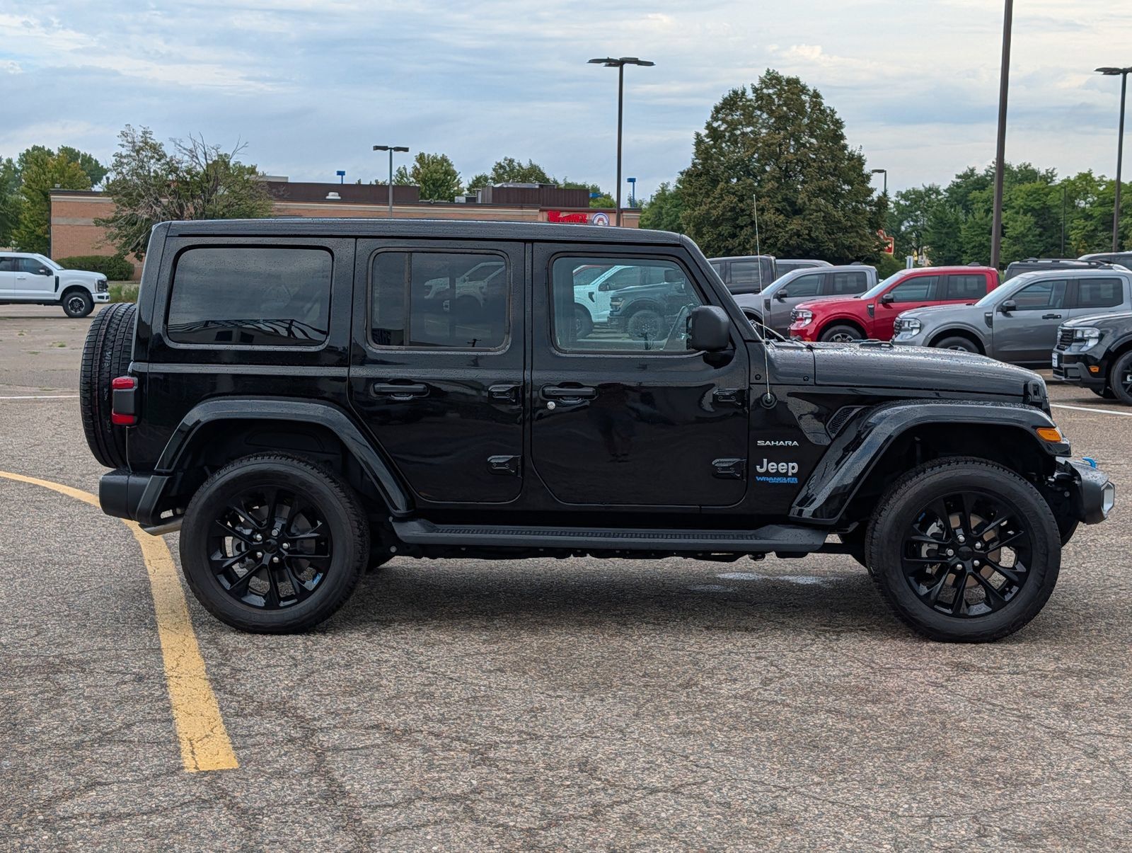 Used 2022 Jeep Wrangler Unlimited Sahara w/ Cold Weather Group AWD/4WD image 8