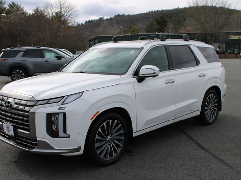 Used 2023 Hyundai Palisade Calligraphy image 3