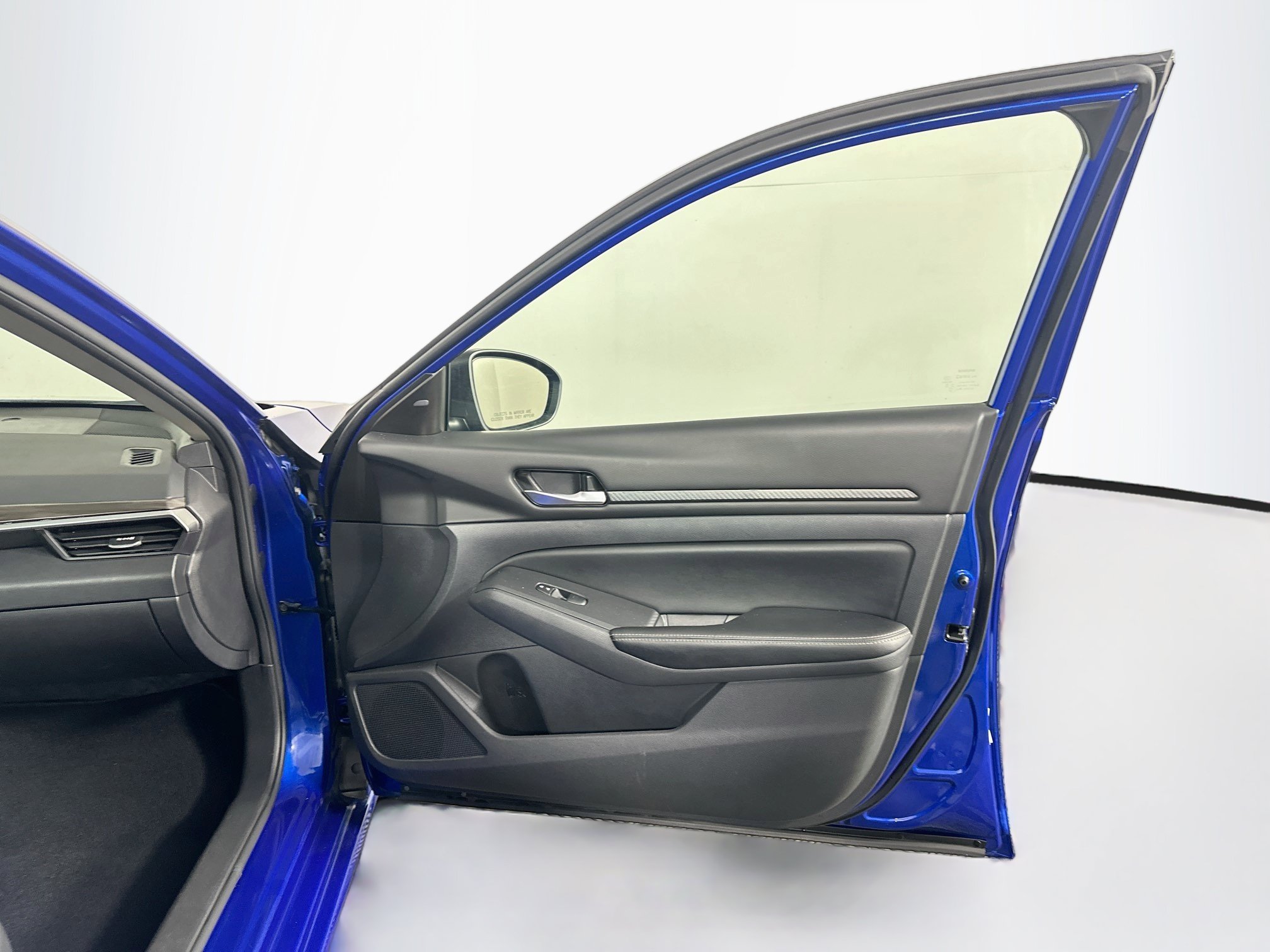 Used 2025 Nissan Altima 2.5 SV FWD image 30