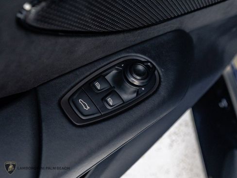 Used 2025 Aston Martin V8 Vantage Coupe image 18