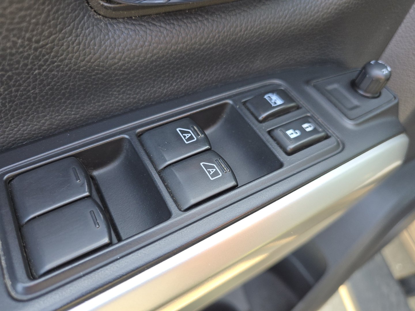 Used 2018 Nissan Titan SV w/ SV Convenience Package AWD/4WD image 28