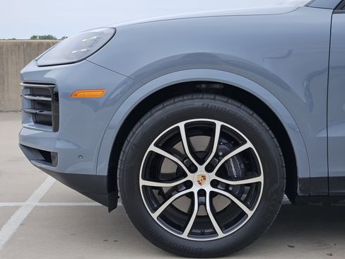 Used 2025 Porsche Cayenne AWD/4WD image 13