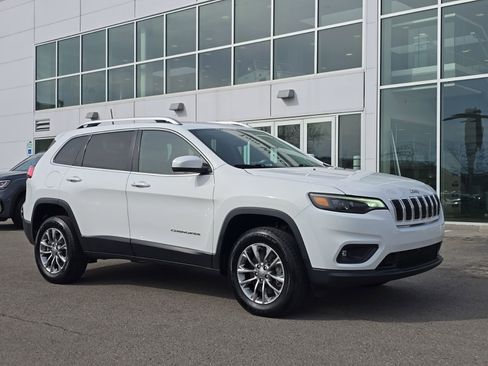 Used 2019 Jeep Cherokee Latitude Plus w/ Comfort/Convenience Group AWD/4WD image 3