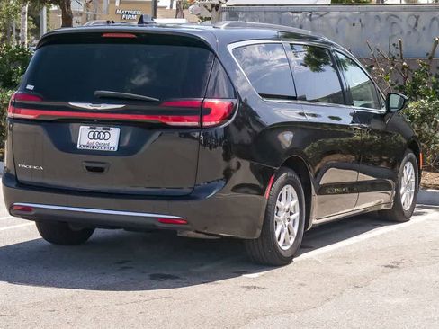 Used 2022 Chrysler Pacifica Touring-L FWD image 9
