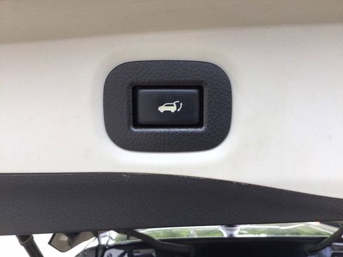 Used 2018 Nissan Rogue SV w/ Premium Package AWD/4WD image 17