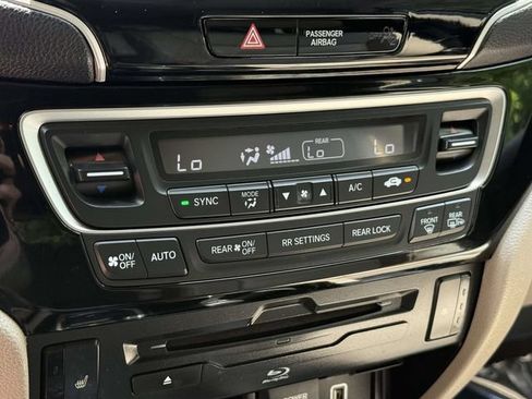 Used 2020 Honda Pilot Touring image 17