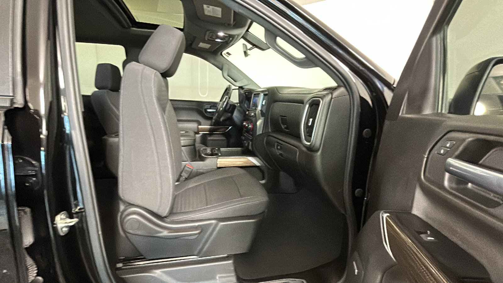 Used 2019 Chevrolet Silverado 1500 LT Trail Boss AWD/4WD image 37