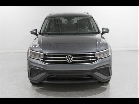 Used 2023 Volkswagen Tiguan SE FWD image 2