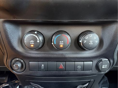 Used 2015 Jeep Wrangler Unlimited Rubicon w/ Connectivity Group AWD/4WD image 32