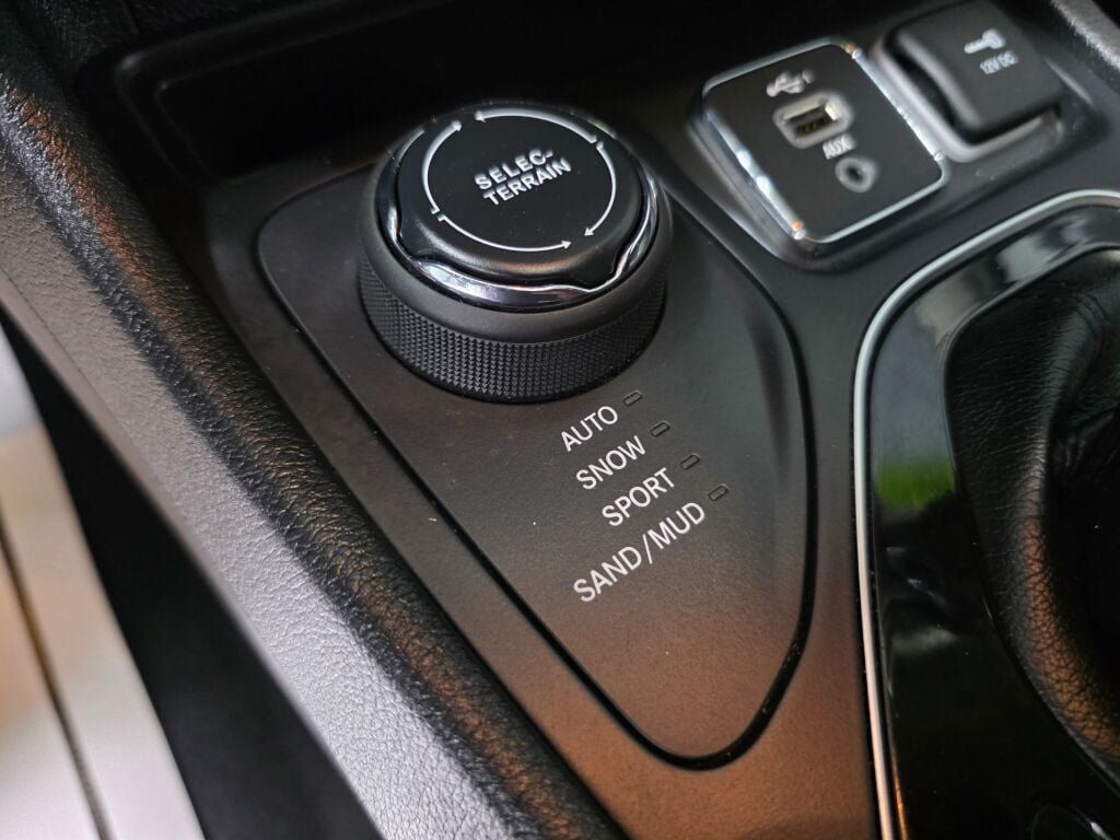 Used 2019 Jeep Cherokee Limited w/ Luxury Group AWD/4WD image 15