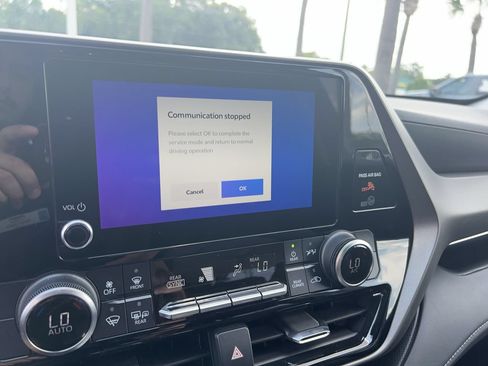 Used 2023 Toyota Highlander LE FWD image 24