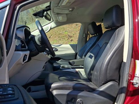 Used 2022 Chrysler Pacifica Touring-L w/ Uconnect Theater Family Group AWD/4WD image 13