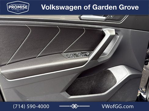 Used 2023 Volkswagen Tiguan SE w/ Panoramic Sunroof Package FWD image 12
