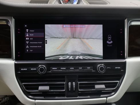 Used 2021 Porsche Macan Turbo AWD/4WD image 28