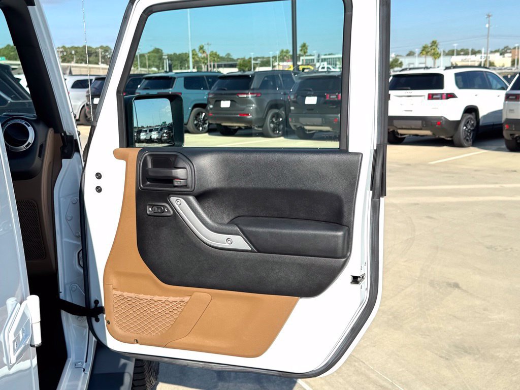 Used 2016 Jeep Wrangler Unlimited Sahara w/ Connectivity Group AWD/4WD image 26