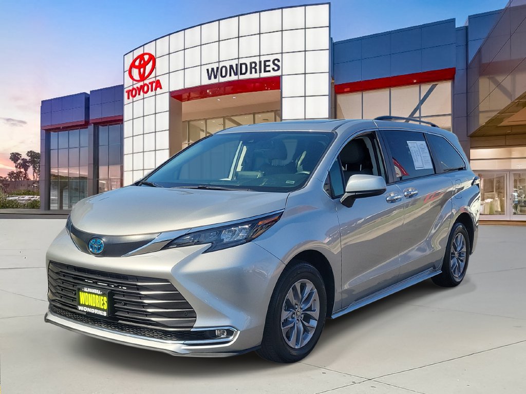 Used 2024 Toyota Sienna XLE FWD image 2