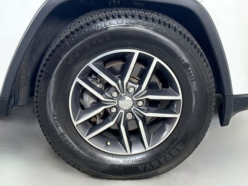 Used 2018 Jeep Grand Cherokee Limited image 32