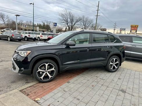 New 2026 Volkswagen Taos SEL image 3