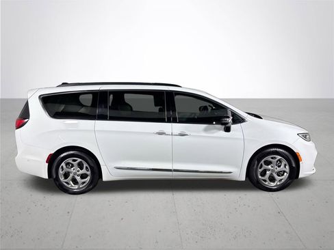 Used 2023 Chrysler Pacifica Limited w/ Uconnect Theater Family Group image 5