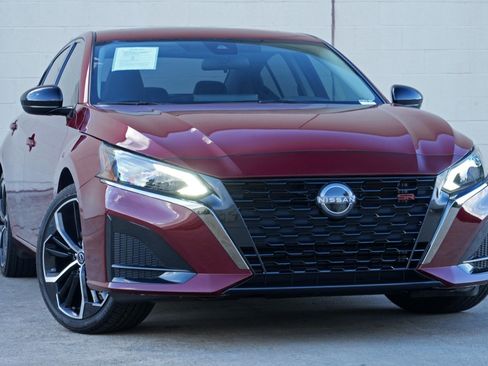 Used 2024 Nissan Altima 2.5 SR w/ SR Premium Package FWD image 2