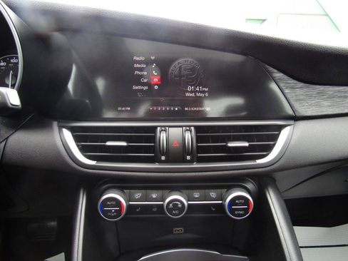 Used 2019 Alfa Romeo Giulia AWD w/ Cold Weather Package image 17