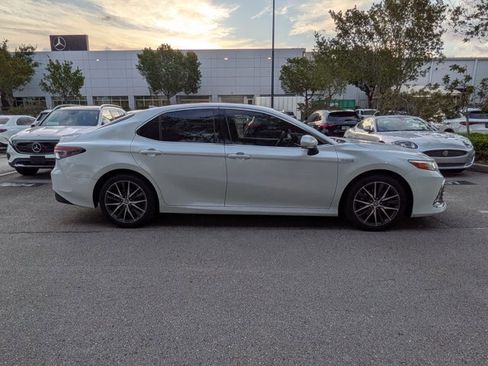 Used 2021 Toyota Camry XLE w/ Navigation Upgrade Package image 4