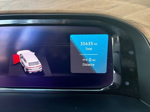 Certified 2025 Volkswagen Atlas SE image 2