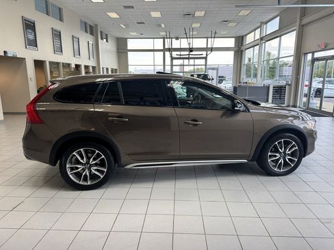 Used 2018 Volvo V60 T5 Cross Country w/ Convenience Package image 8