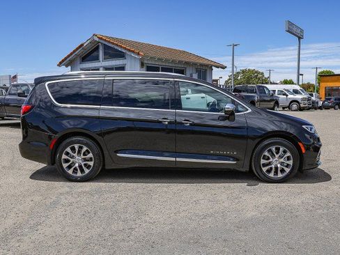 Used 2023 Chrysler Pacifica Pinnacle FWD image 3