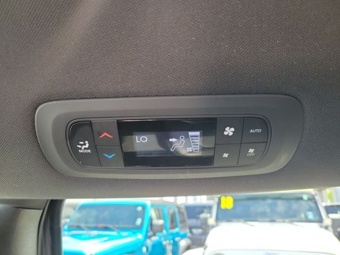 Used 2025 Chrysler Pacifica Select FWD image 10