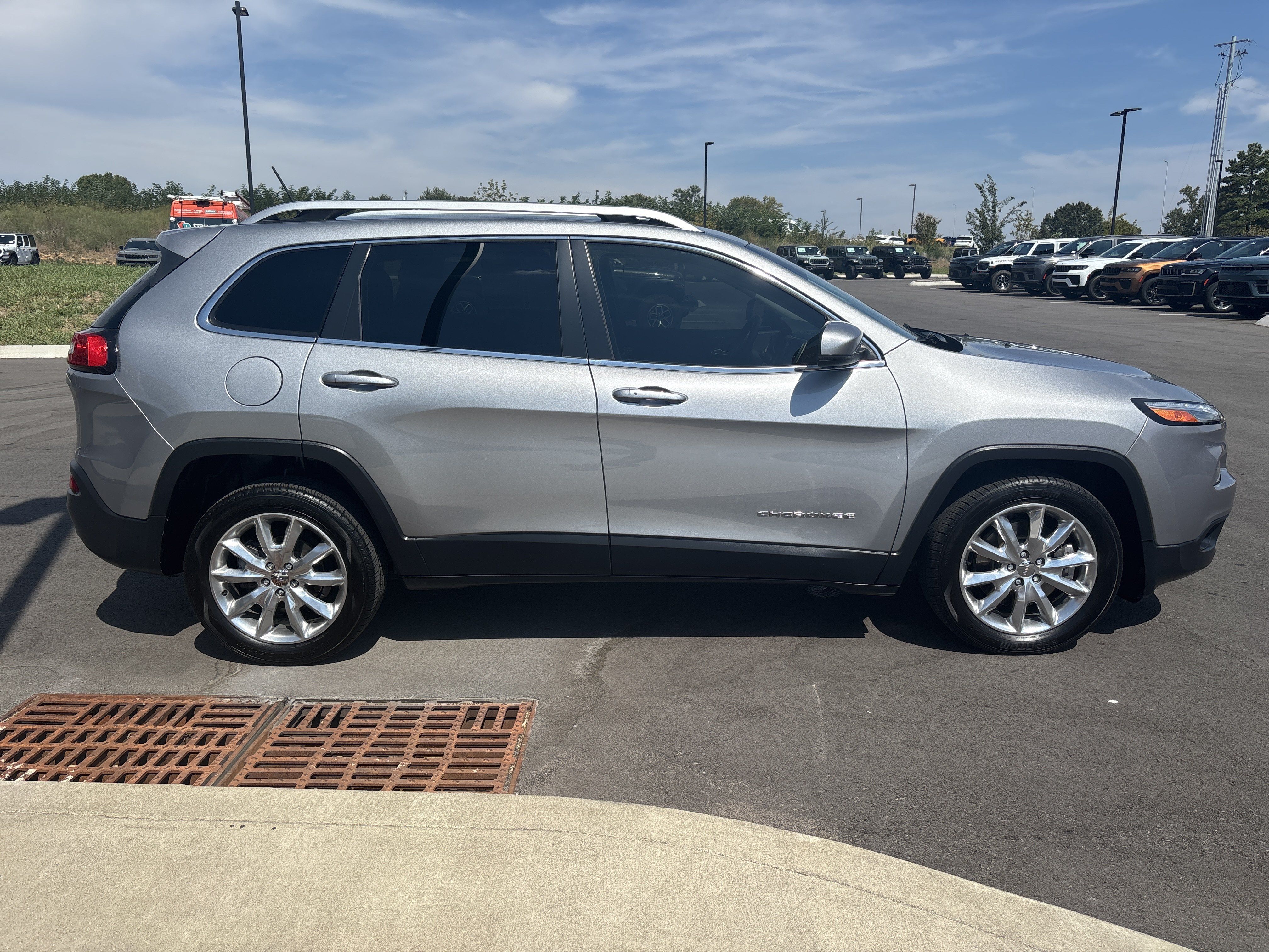 Used 2015 Jeep Cherokee Limited FWD image 6