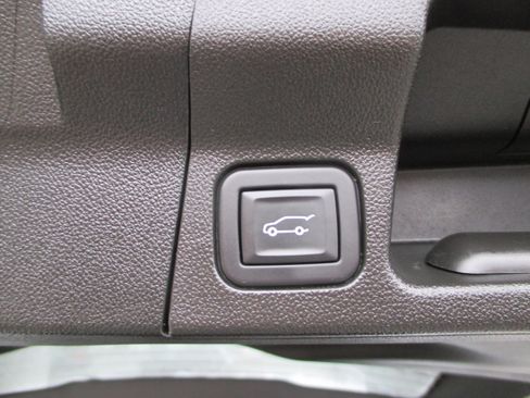 Used 2023 GMC Acadia SLE w/ Driver Convenience Package image 11