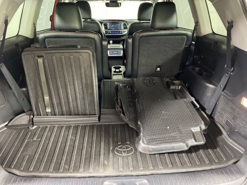 Used 2019 Toyota Highlander SE AWD/4WD image 30
