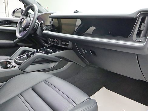 Used 2024 Porsche Cayenne Coupe AWD/4WD image 39