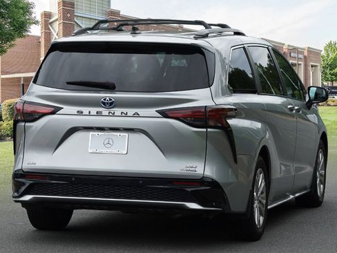 Used 2022 Toyota Sienna XSE AWD/4WD image 6