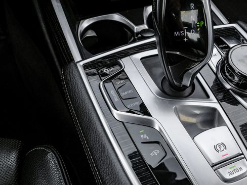 Used 2018 BMW 740i image 32