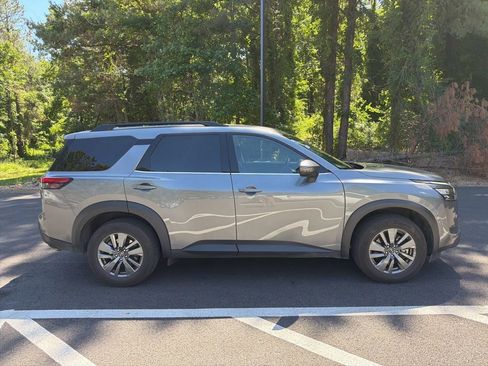 Used 2025 Nissan Pathfinder SV FWD image 4